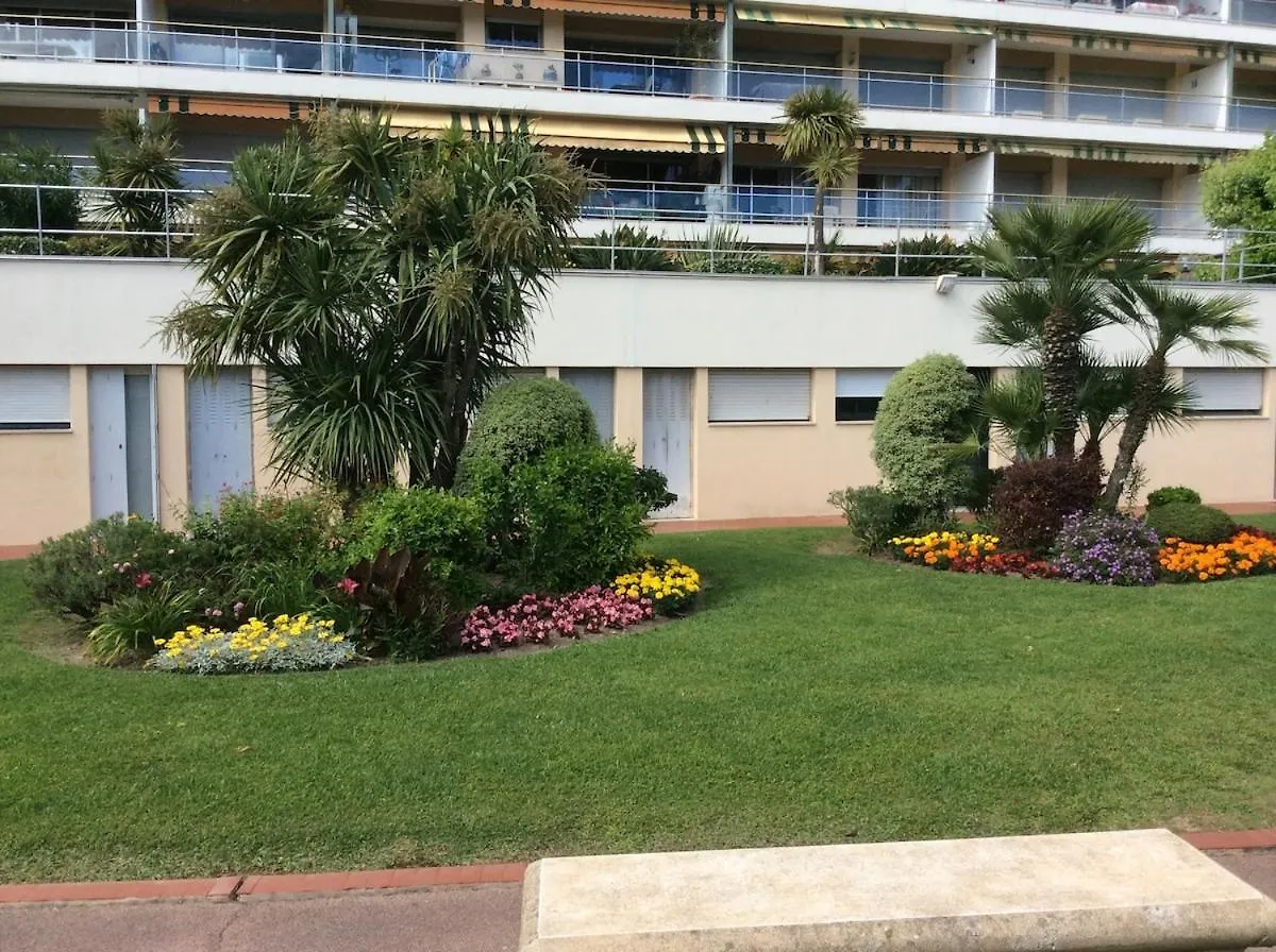 Cannes, France Studio Cosy France
